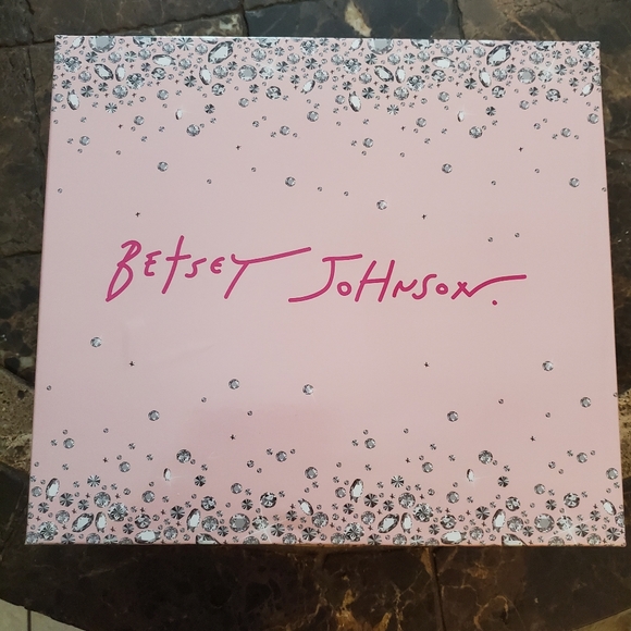 Betsey Johnson pink purse with kisses Keychain wallett in gift box NWT - Picture 5 of 5